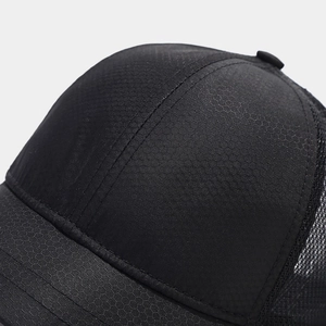 Dettaglio del tessuto a nido d'ape nero e delle cuciture traspiranti di questo cappellino