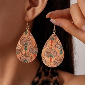 Boucles d'oreilles bohèmes en liège en forme de goutte avec motif géométrique coloré