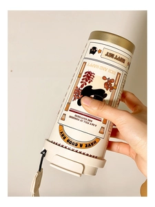 Close-up of the leak-proof seal on a stainless steel cat coffee mug with flip-top lid
