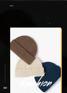 Drei dicke Rippstrickmützen in Braun, Beige und Marineblau für winterliche Wärme