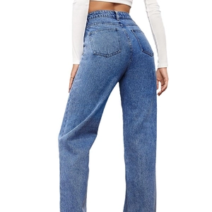 Jean femme taille haute coupe droite en denim bleu délavé avec poches arrière détaillées
