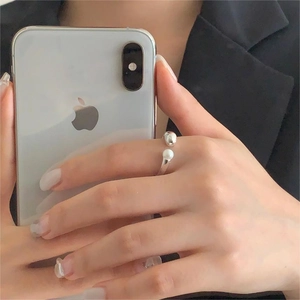 Chic 925 silver open ring with pearl and silver bead detail on a model's hand