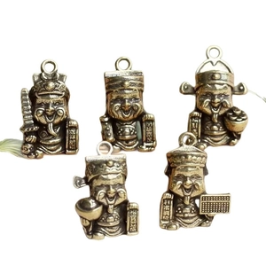 Cinq pendentifs Dieu de la Richesse en laiton avec finition vintage sur fond blanc