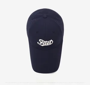 Vue de dessus d'une casquette de baseball bleu foncé en mesh avec broderie Fuel
