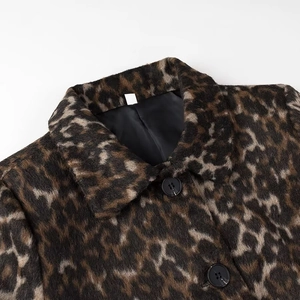 Dettaglio del colletto della giacca leopardata con trama morbida e bottone nero