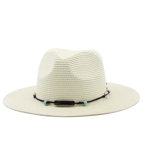 Chapeau Panama d'été crème avec ruban de perles bohème et large bord sur fond blanc