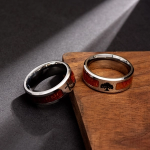 Titanium stalen ring met houtinleg voorzien van kruis- en levensboomgravures