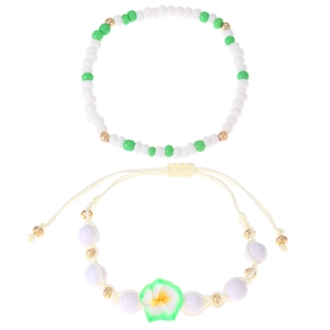 Dettaglio del ciondolo a fiore di plumeria e set di braccialetti con perline per vacanze