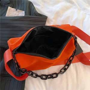 Sac bandoulière en nylon orange vif avec chaîne noire et sangle réglable