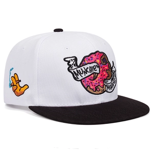 Detailansicht einer weißen Baseballkappe mit flachem Schirm und bunter Donut-Stickerei