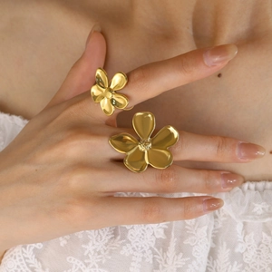 Set of two gold 3D flower open rings in polished stainless steel on model's hand