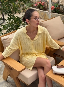 Ensemble chic deux pièces en tricot jaune clair avec haut polo ajouré et short assorti