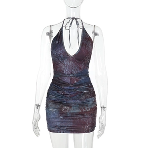 Détail d'une robe dos nu licou avec imprimé floral violet et fronces ajustables