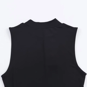 Dettaglio della maglia nera senza maniche a collo alto con scollatura e spalla