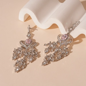 Orecchini a nappa argentati con strass rosa in un elegante design vintage di lusso