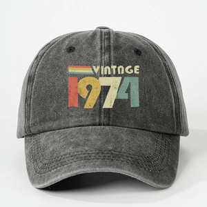 Vista dettagliata del cappellino da baseball lavato Vintage 1974 con grafica retrò anni '70