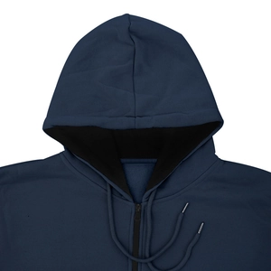 Détails de la capuche bleue foncée et fermeture éclair sur textile en maille serrée