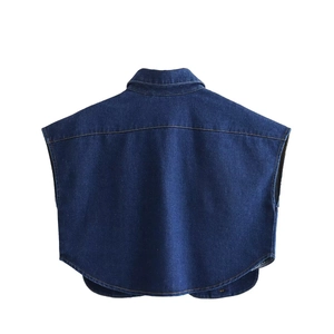 Vue arrière du gilet court en jean bleu foncé de style utilitaire avec texture détaillée