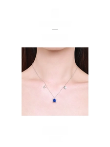 Detail der S925 Silberhalskette mit blauem Zirkonia-Anhänger und Stier-Symbol-Charm