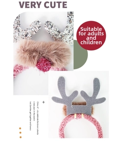 Detail eines rosa Plüsch-Weihnachtsstirnbandes mit silbernen Pailletten-Rentiergeweihen