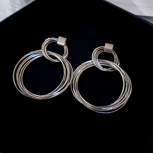 Makroaufnahme silberner mehrlagiger Creolen mit runden Metallringen im Vintage-Stil