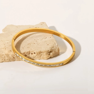 Bracciale rigido minimalista in acciaio inox placcato oro 18K con zirconi bianchi