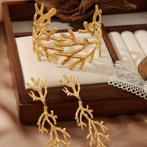 Ensemble bracelet large martelé branche et boucles d'oreilles perles en acier doré 18k