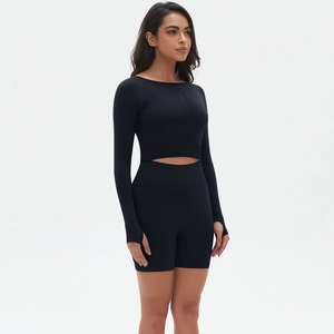 Detail eines schwarzen langärmeligen Yoga-Tops mit Daumenlöchern und Fitness-Shorts