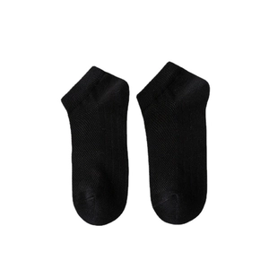 Paire de chaussettes basses noires en coton pour hommes sur un fond blanc