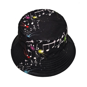 Chapeau bob noir avec notes de musique et effets lumineux colorés sur fond blanc