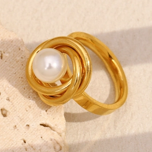 Bague multicouche chic en acier inoxydable plaqué or 18K avec une perle centrale
