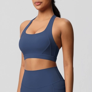 Detail van elastische yoga sport-bh en legging met handige praktische zijzakken aan de kant