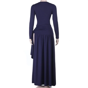 Vue arrière d'une robe longue en maille bleu marine à manches longues et fente latérale