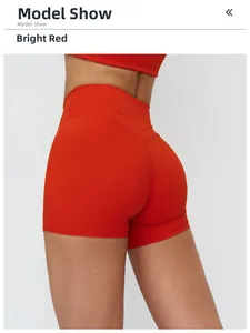 Détail du short de yoga rouge vif à taille haute avec un design de contour sans couture
