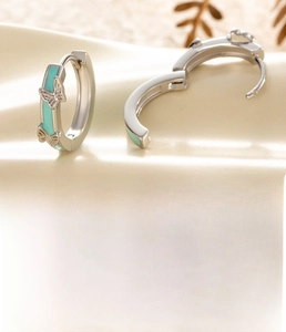 Détails des boucles d'oreilles papillon argentées avec émail bleu sarcelle brillant