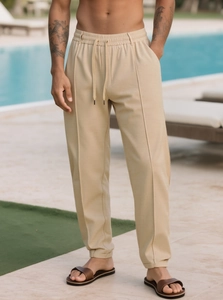 Dettaglio dei pantaloni casual kaki da uomo con elastico in vita e coulisse