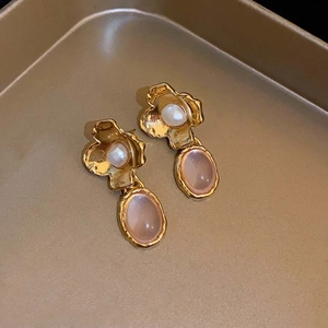 Vintage goldene Blumenohrringe mit weißer Perle und rosa Edelsteinanhänger