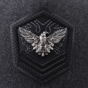 Gorra de béisbol de algodón con escudo de águila metálica en un parche bordado