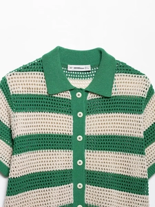 Detail des grün-beige gestreiften Strick-Poloshirts mit Lochmuster und Kragenansicht