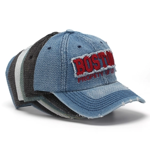Détail de la broderie 3D Boston sur une casquette en jean délavé au style rétro usé