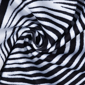 Vue macro d'un tissu à motif zébré lisse avec finition brillante et drapé fluide