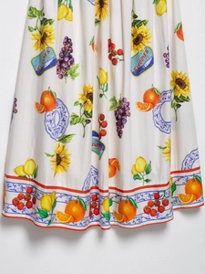 Detailansicht des Kleidsaums mit bunten mediterranen Frucht- und Blumenmustern