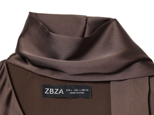 Détail du col d'une robe en satin marron avec étiquette de taille L élégante