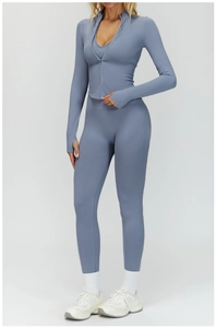 Détail d'un ensemble de yoga bleu 3 pièces avec leggings côtelés à taille haute