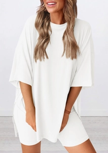Nahaufnahme des weißen Oversize-Kurzarm-Tops und der passenden Radlerhose mit feiner Textur