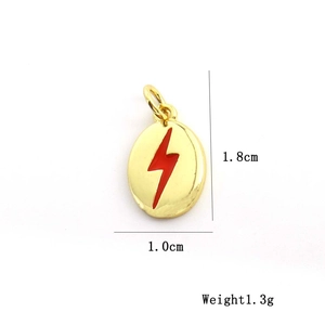 Dettaglio del ciondolo ovale dorato da 1,8 cm con fulmine rosso e smalto lucido