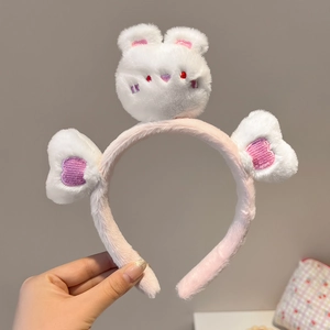 Diadema de felpa rosa con conejito blanco y detalles de corazones bordados