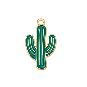 Dettaglio del ciondolo a cactus in smalto verde con bordo dorato per creazione gioielli