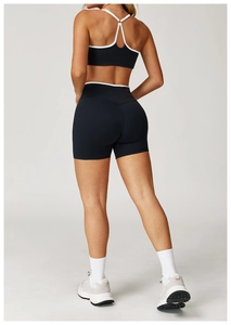 Achteraanzicht van zwarte sportshorts met hoge taille en witte bies voor pasvorm