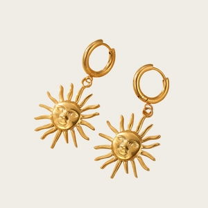 Boucles d'oreilles huggies rétro en acier inoxydable doré avec pendentif visage soleil